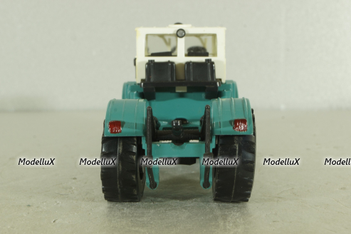 К-701 Кировец, белый/зеленый, з-д Двигатель 1:43  