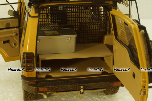 Land Rover Discovery Series I 5-door Camel Trophy Kalimantan 1996, dirty version,  ALM810411, Almost Real 1:18