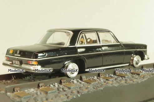 Mercedes-Benz 250 SE from movie "Octopussy" 1983, black, James Bond Modellauto Collection #23, 1:43 Дефект!