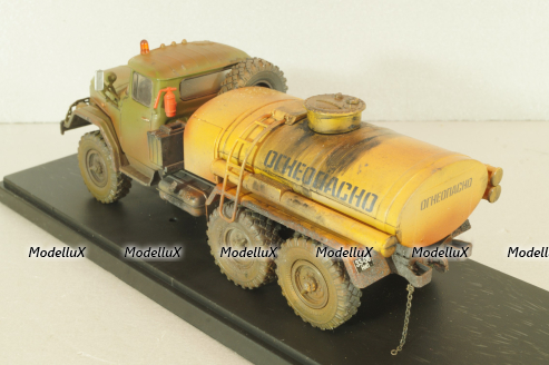 АТЗ 4,4 бензовоз на шасси Зил-131, со следами эксплуатации, Model43 1:43
